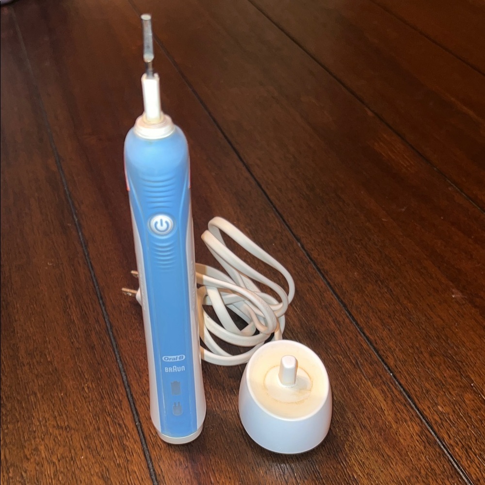 Oral-B Pro 1000 Electric Toothbrush with Charger
